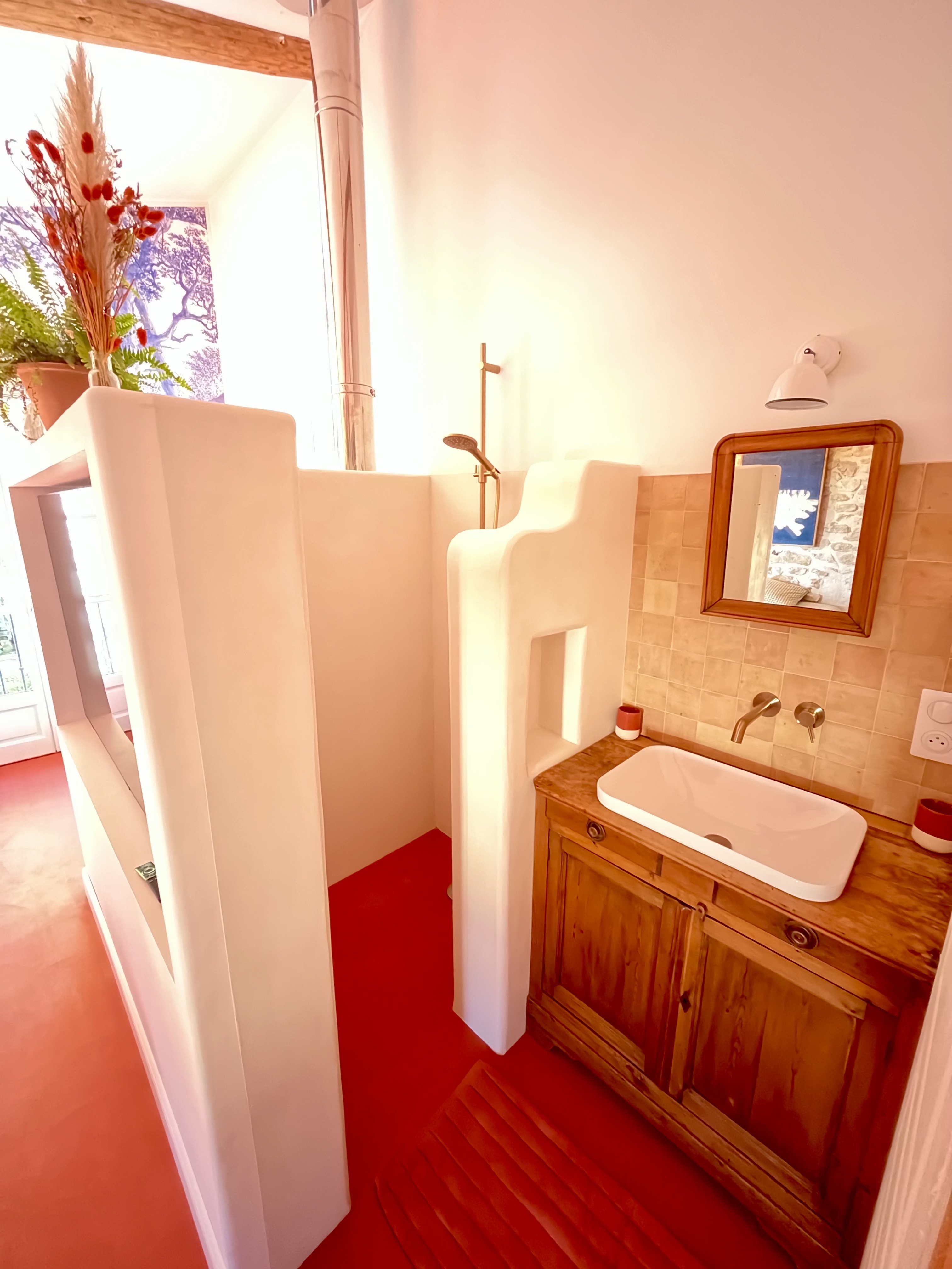 Salle de bain avec douche italienne en béton ciré
